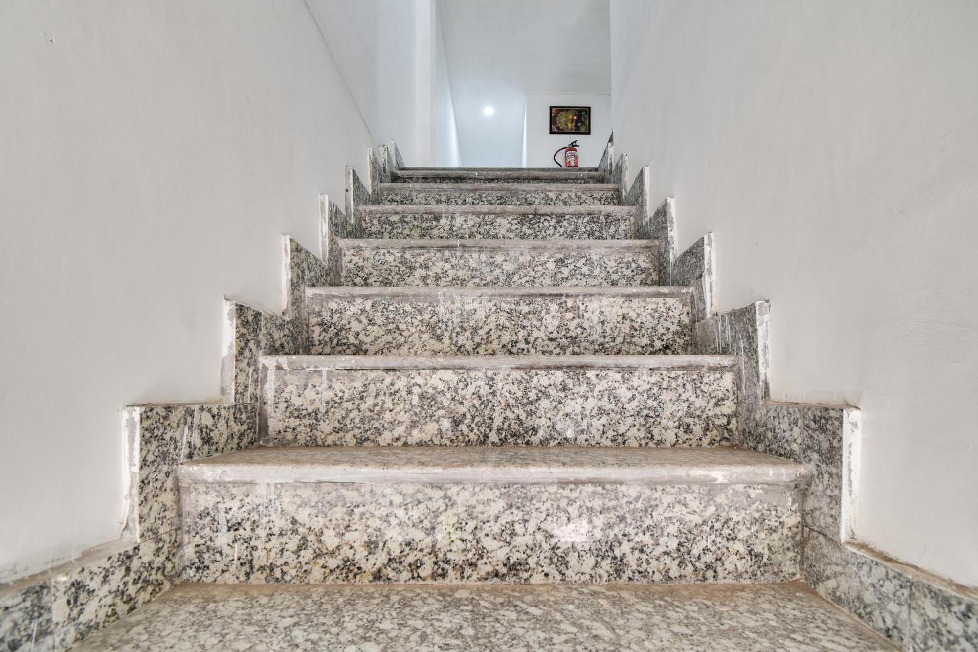 Hotel O Golden King Guest House Yeni Delhi Dış mekan fotoğraf